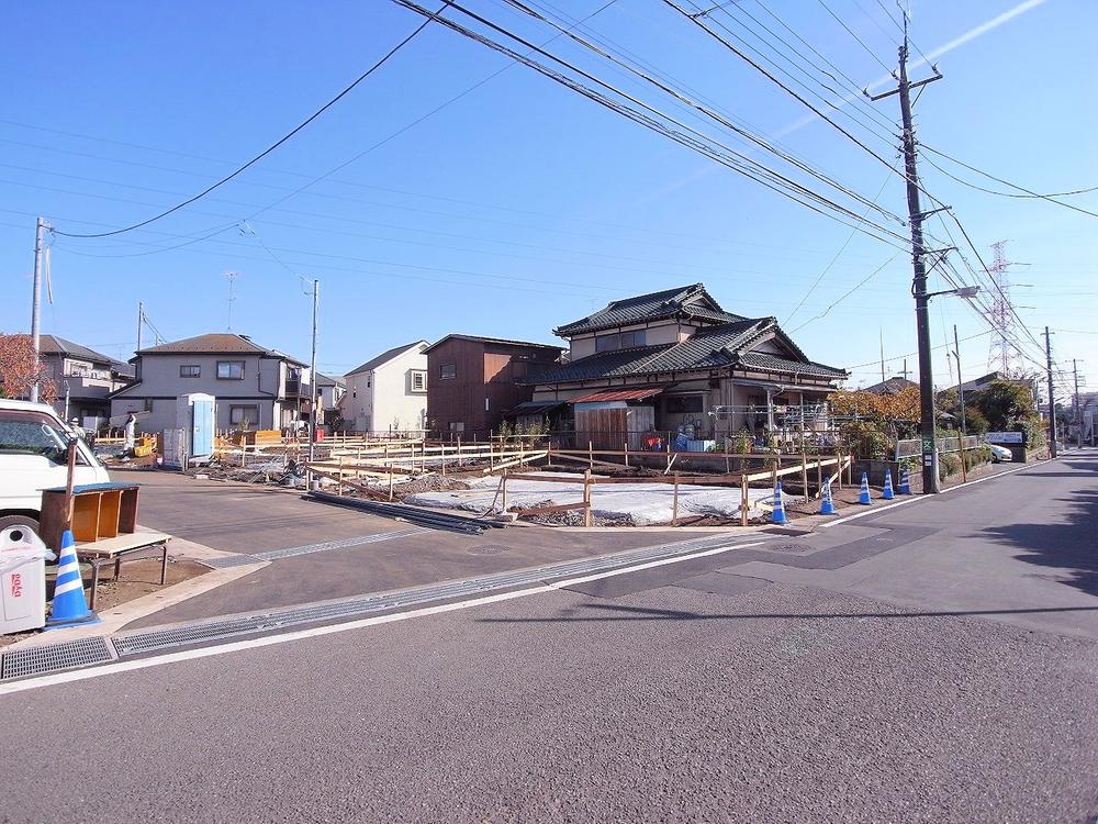 Local appearance photo. Roads and location with no height difference is it is easy to attractive life! (November 2013) Shooting