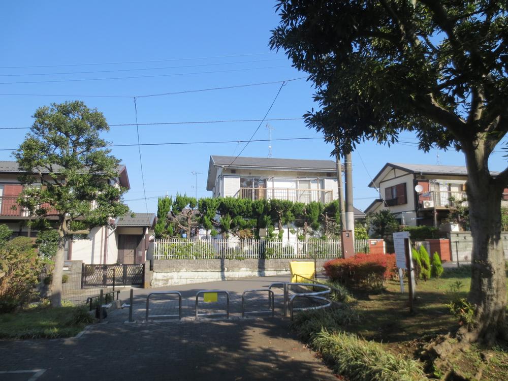 Local photos, including front road. Local (11 May 2013) Shooting Road and the property from the south park (center building) shooting