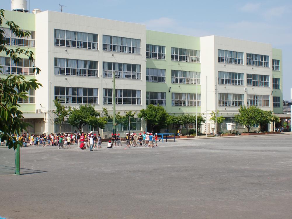 Primary school. 877m to Yokohama Municipal Kamishirane Elementary School