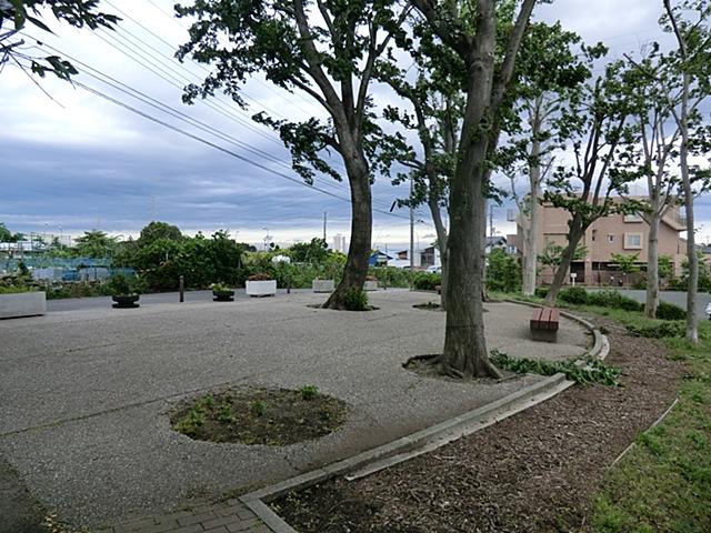 park. 370m to Nakazawa-cho, Shimizu months hill park feature of this park is, Is looking from the outside is a beautiful park