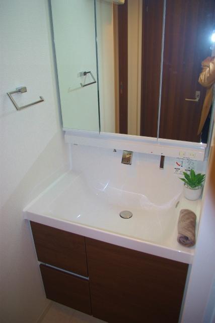 Wash basin, toilet. Indoor (12 May 2013) Shooting