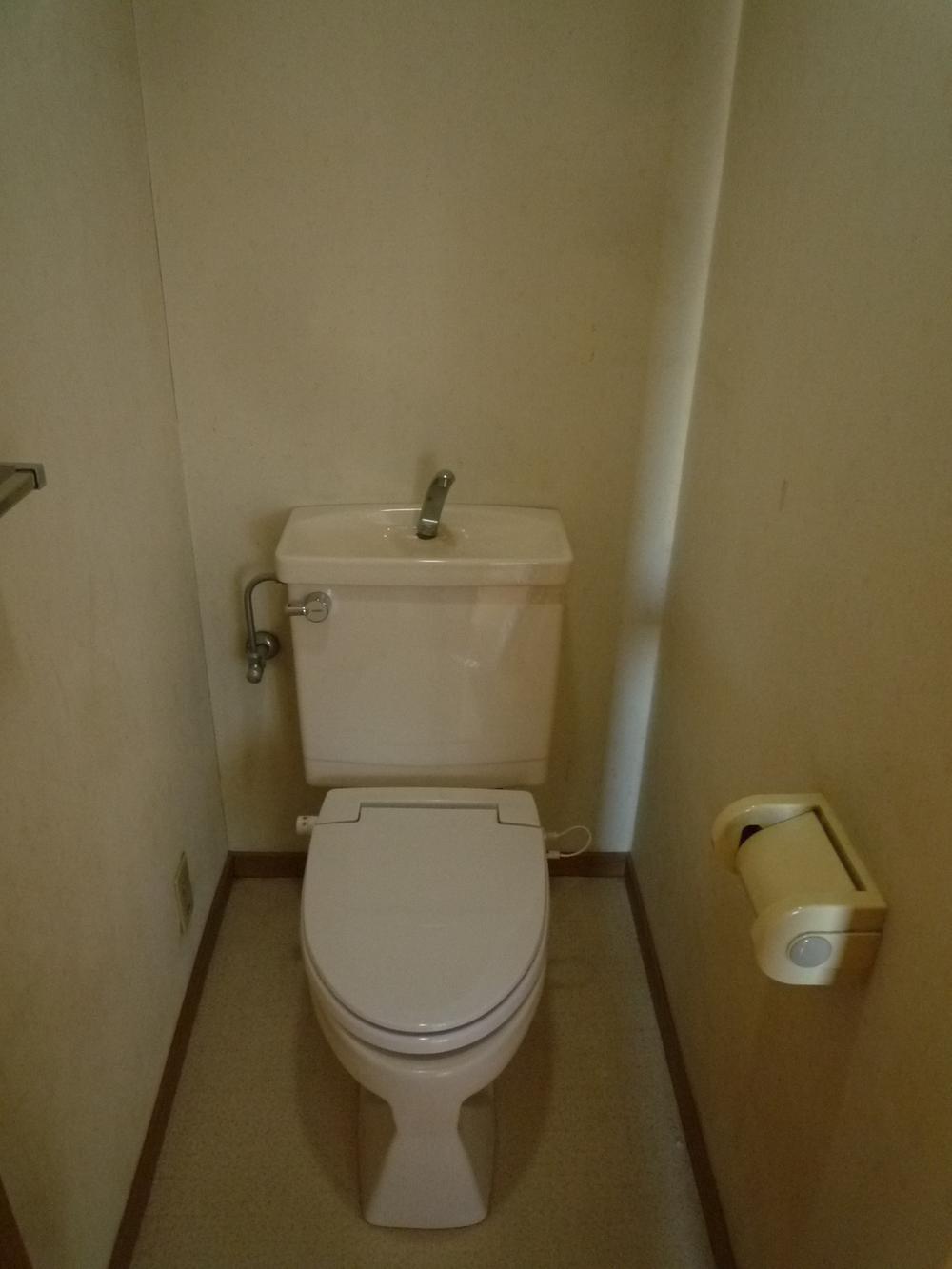 Toilet. Indoor (12 May 2013) Shooting