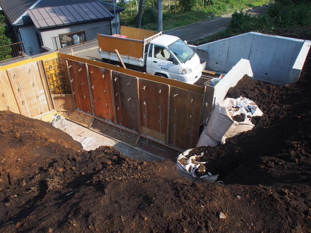 Local photos, including front road. Local (11 May 2013) Shooting