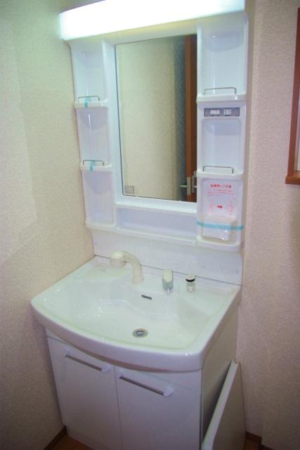 Wash basin, toilet.  [1 Building] Indoor (11 May 2013) Shooting