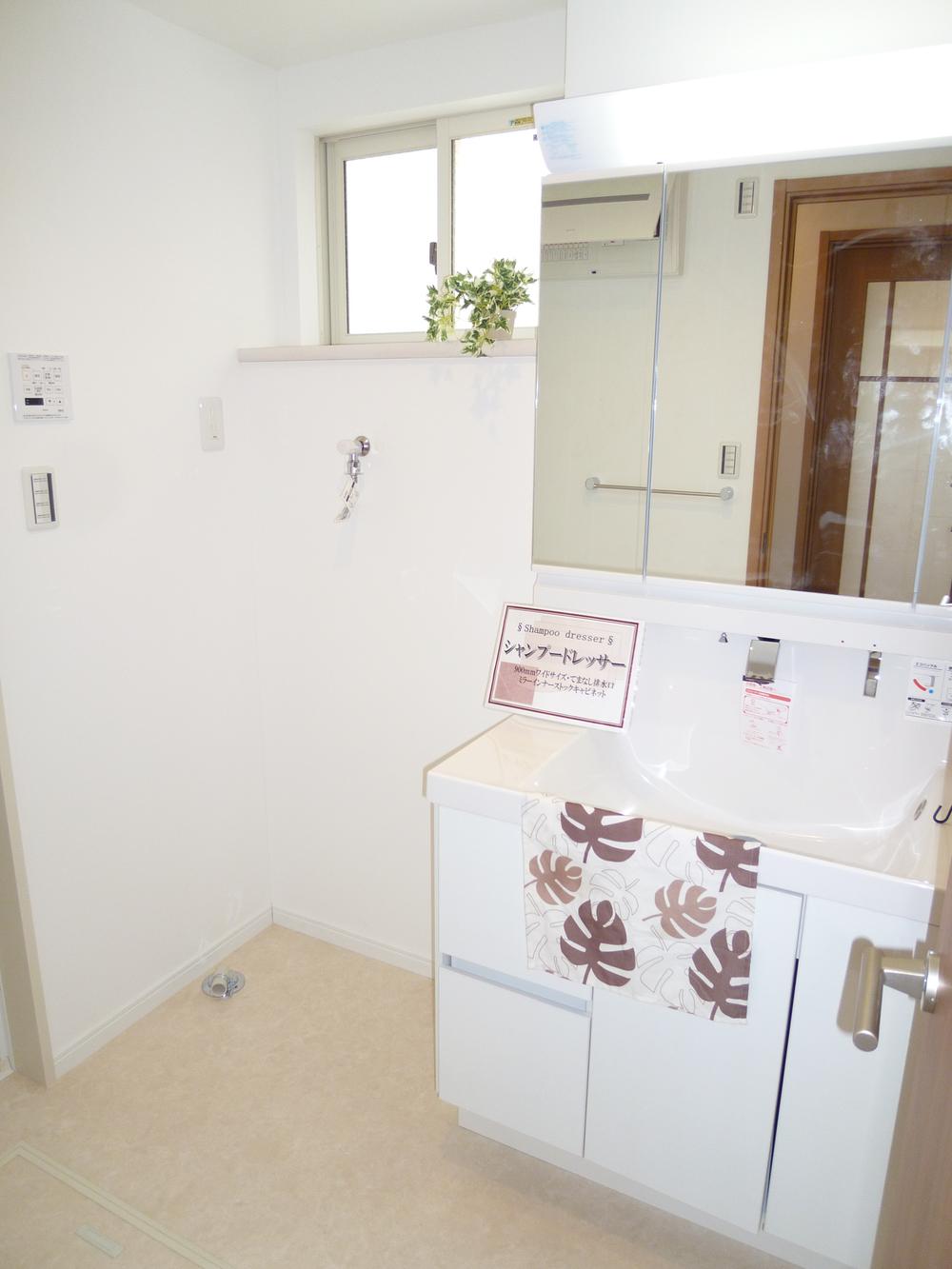 Wash basin, toilet. 2013 December 17, shooting A Building