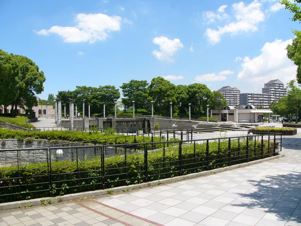 park. It is the attractions of the leading plum in 520m prefecture to prefectural Hodogaya Park. Plum festival will be held in February each year.