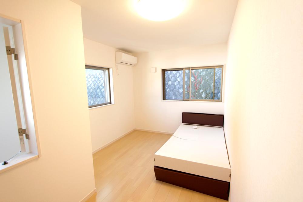 Same specifications photos (Other introspection). Same specifications