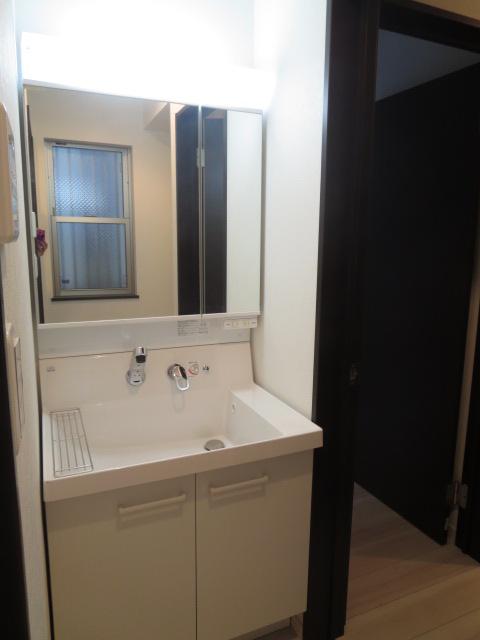 Wash basin, toilet. Indoor (12 May 2013) Shooting