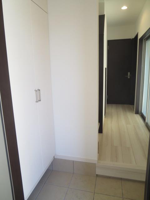 Entrance. Indoor (12 May 2013) Shooting