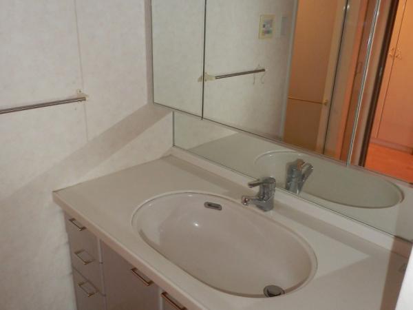 Wash basin, toilet