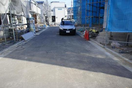 Local photos, including front road. Frontal road