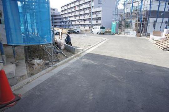 Local photos, including front road. Frontal road