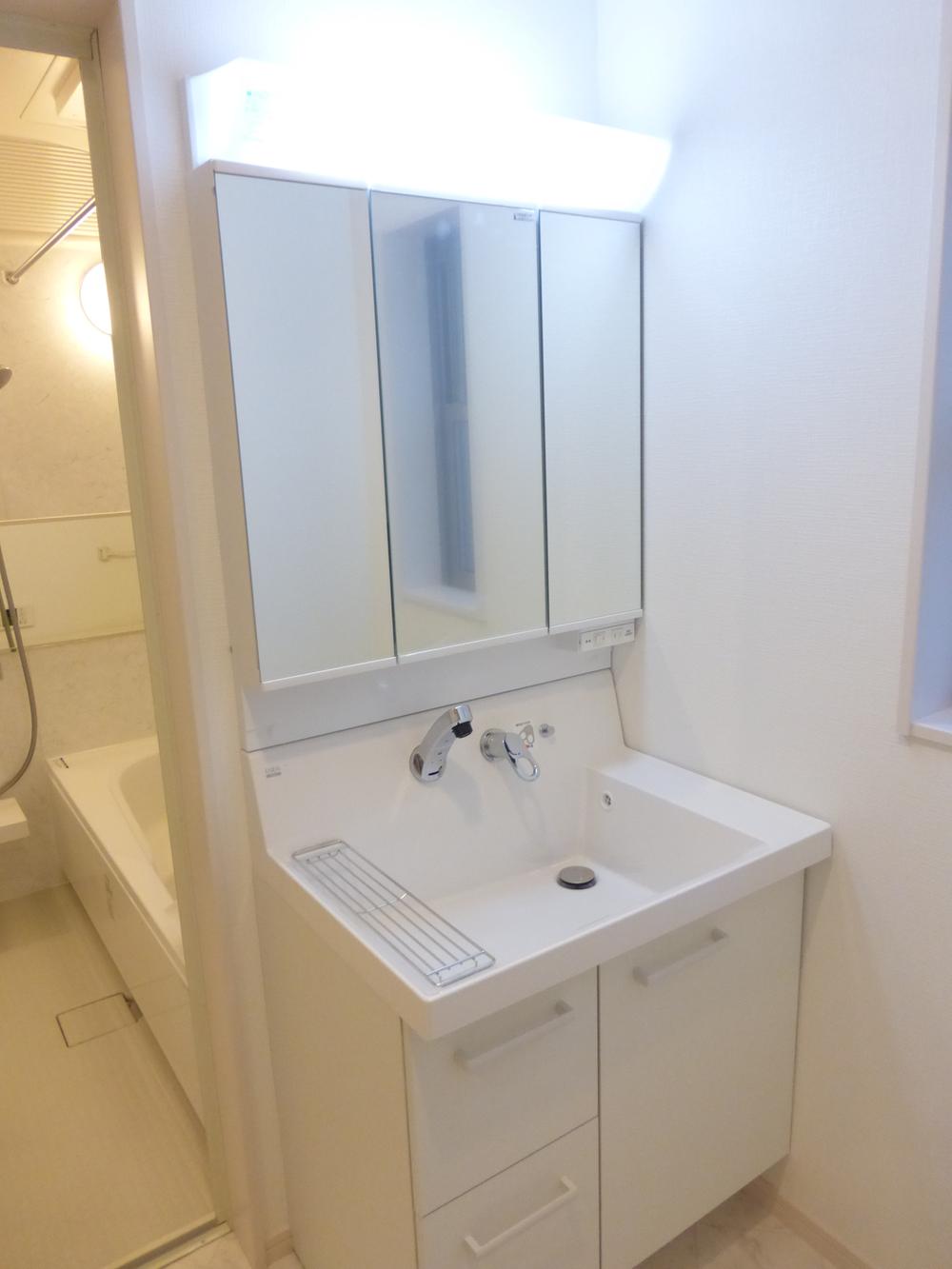 Wash basin, toilet. Indoor (December 21, 2013) Shooting Washstand storage is also a firm