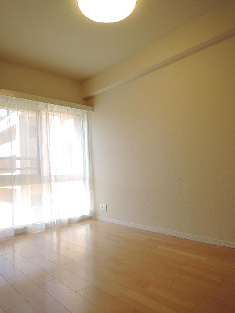 Non-living room. 6.3 Pledge Western-style (downstairs)