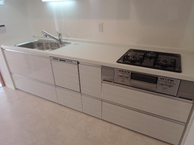 Kitchen. 3-burner stove ・ Dishwasher ・ With water purifier!