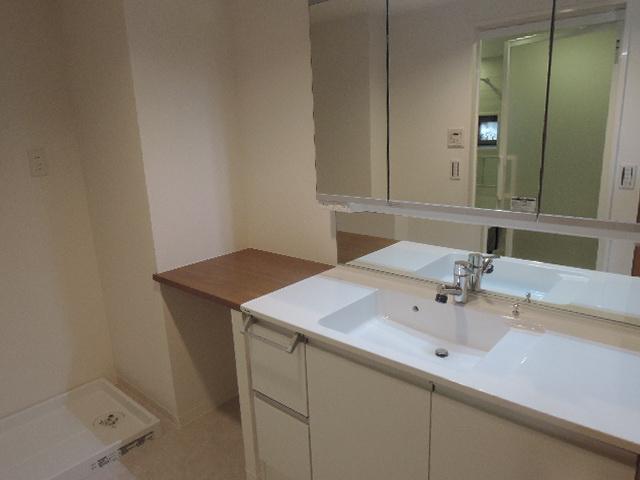 Wash basin, toilet