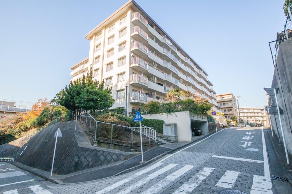 Local appearance photo. Local (December 2013) shooting ◎ is the new interior renovation completed! ◎ is with parking Private use rights ☆