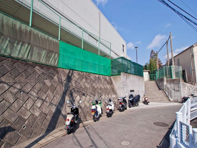 Junior high school. 900m to Yokohama City Tateiwazaki junior high school