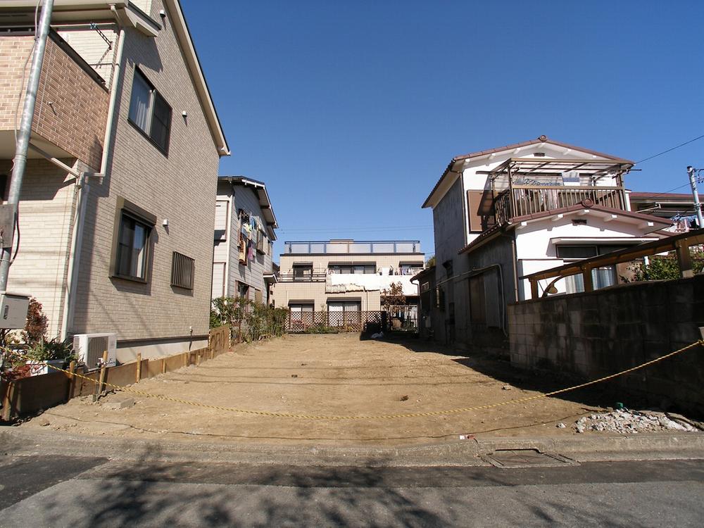 Local photos, including front road. Parking is Easy on the road on the south side 4.8m!