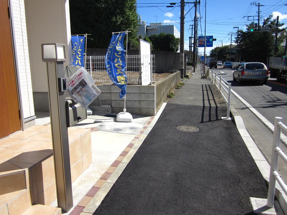 Local photos, including front road. Frontal road