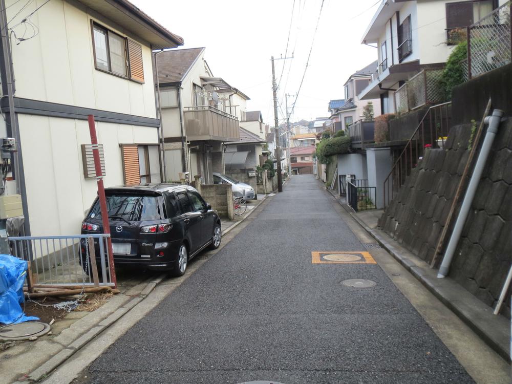 Local photos, including front road. 2013 / 12 Local entire surface of the road is wide at 4.0m, Parking is also a breeze because it is the way that people in residential uses