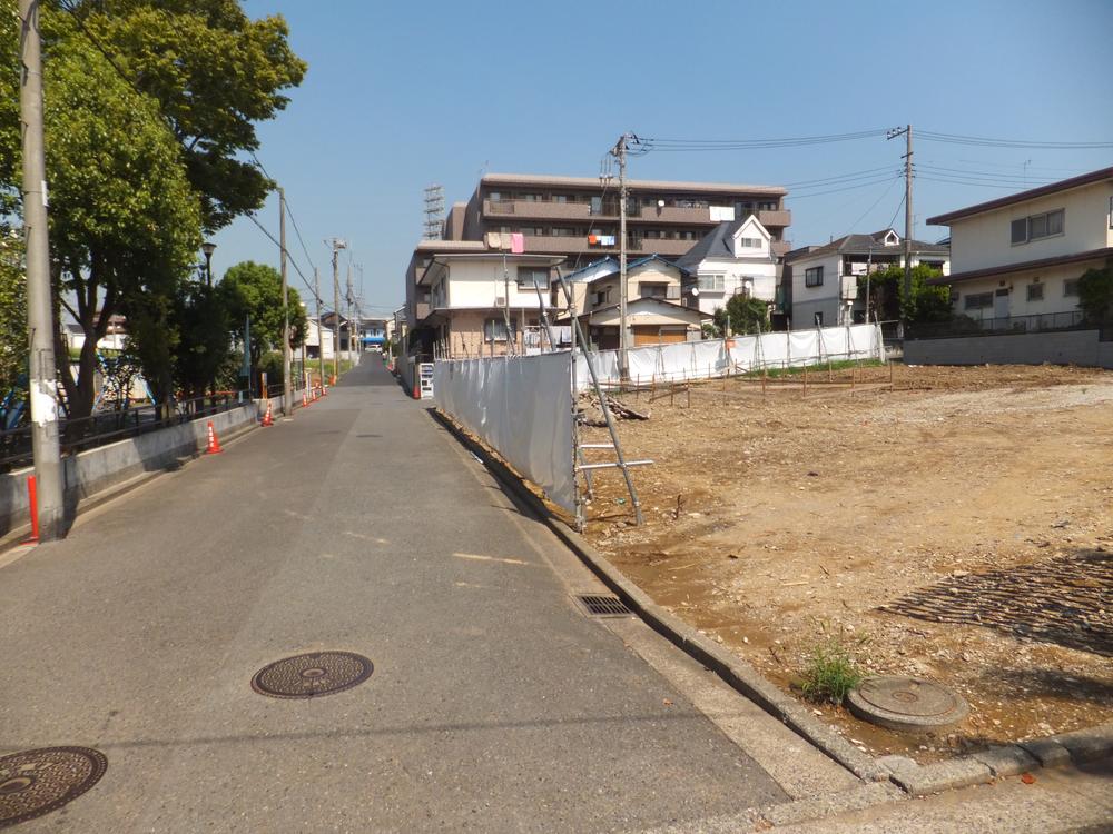 Local photos, including front road. There is a third park the town hunting grounds in the northwest of the subdivision. The distance of the safe for a walk with small children.