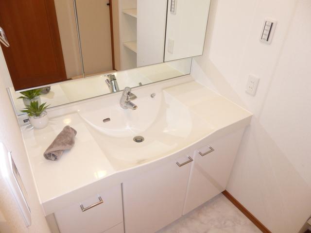 Wash basin, toilet
