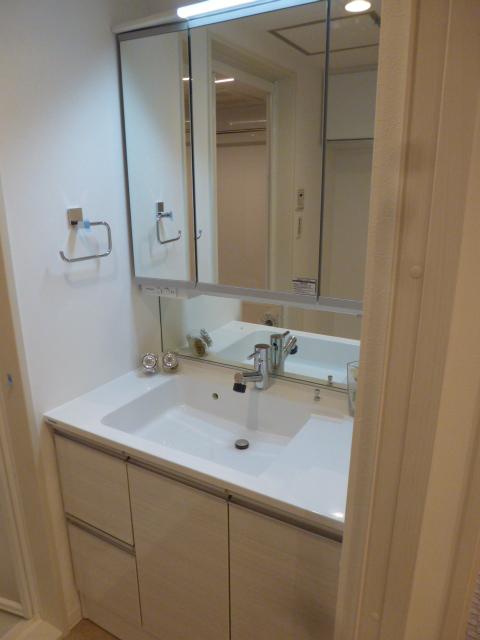 Wash basin, toilet. Indoor (11 May 2013) Shooting