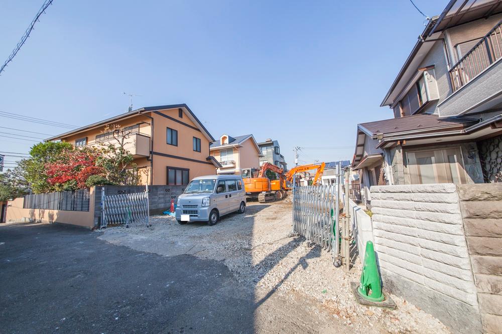 Local photos, including front road. It is walking distance from the train station! Shaping land ☆