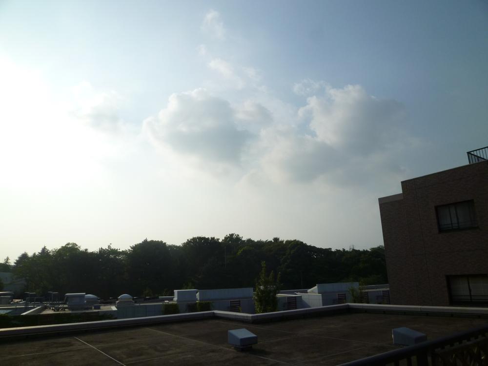 View photos from the dwelling unit. View from the roof balcony (August 2013) Shooting