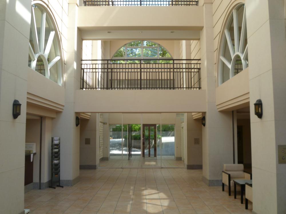 Other local. Entrance in the lounge