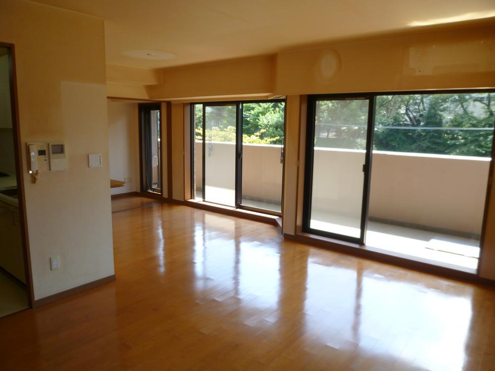 Living. LD of large windows lighting, Ventilation is good.