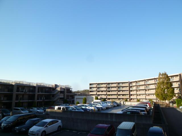 Parking lot. Flat 置自 Hashishiki parking is one free.