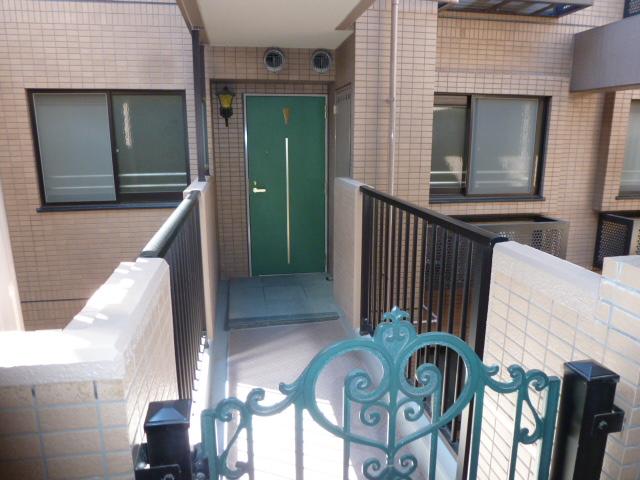Entrance. Entrance porch (September 2013) Shooting