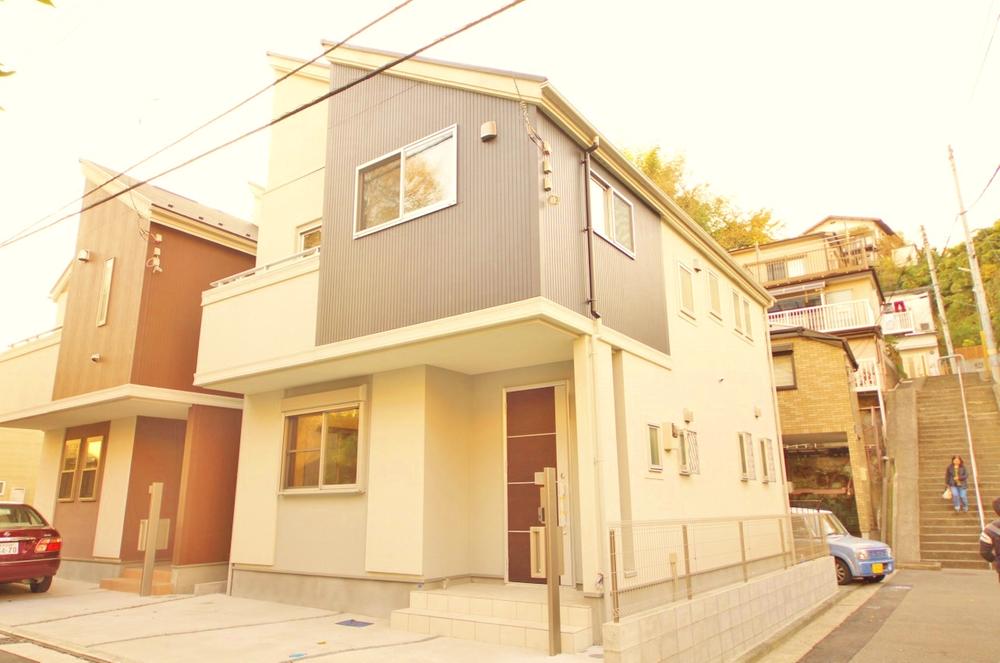 Local appearance photo. Local (12 May 2013) Shooting, Yang hit per northeast corner lot ・ Ventilation with good.