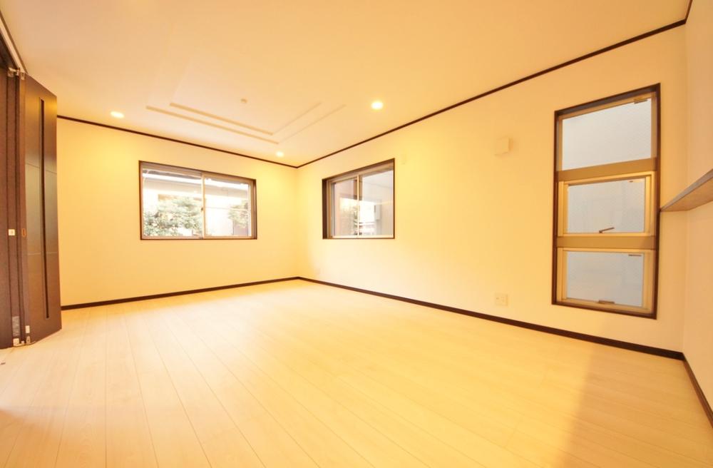 Living. Indoor (12 May 2013) Shooting, Windows are many bright living.