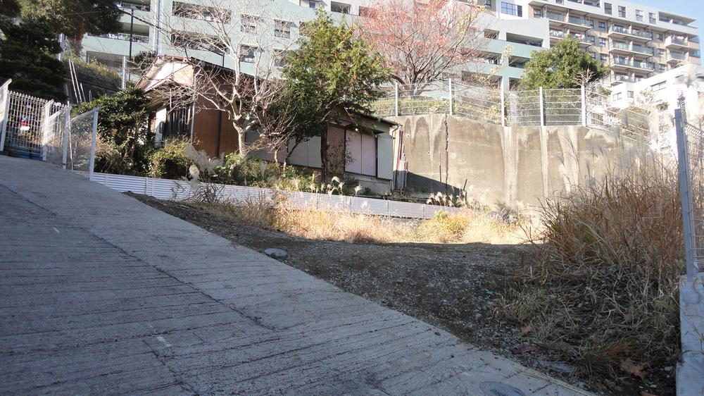 Local photos, including front road. 1 ・ 2 Building site (December 2013) Shooting