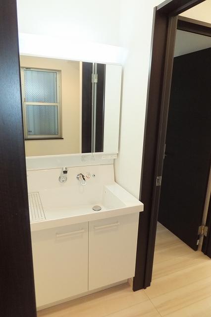 Wash basin, toilet. Indoor (December 16, 2013) Shooting