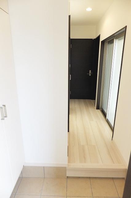 Entrance. Bright and comfortable when there is a sweep-out window on the right side facing the parking lot. Loading and unloading of luggage Rakuchin! (December 16, 2013) Shooting