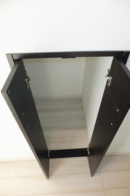 Receipt. It is housed under the stairs (December 16, 2013) Shooting