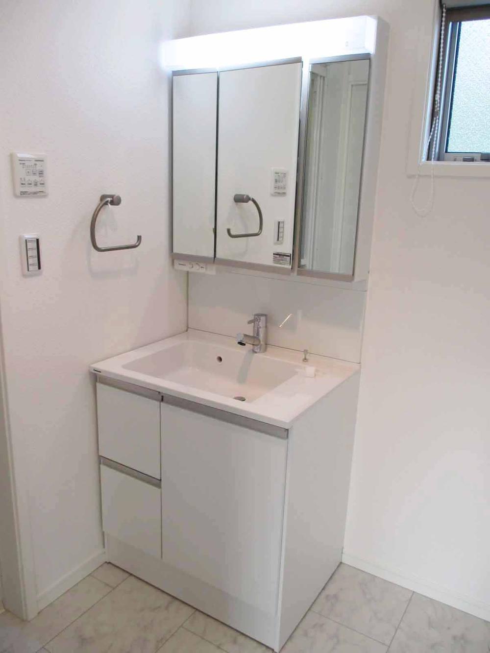 Wash basin, toilet. Indoor (11 May 2013) Shooting