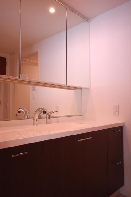 Wash basin, toilet. Indoor shooting