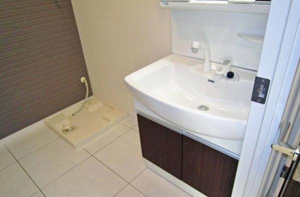 Wash basin, toilet