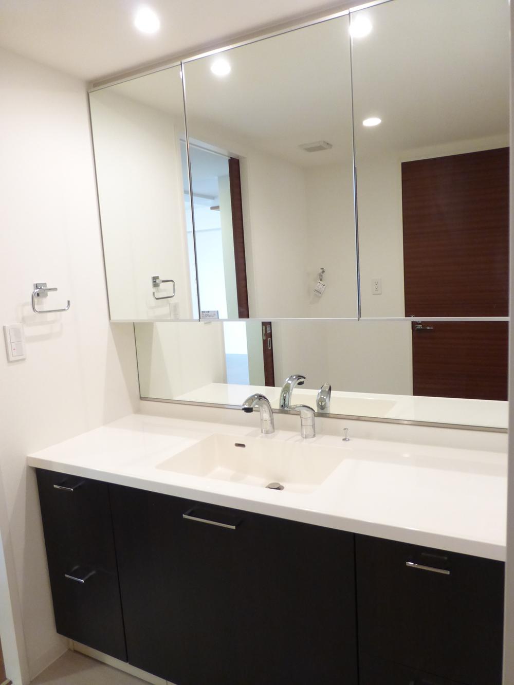 Wash basin, toilet. Indoor (September 30, 2013) Shooting