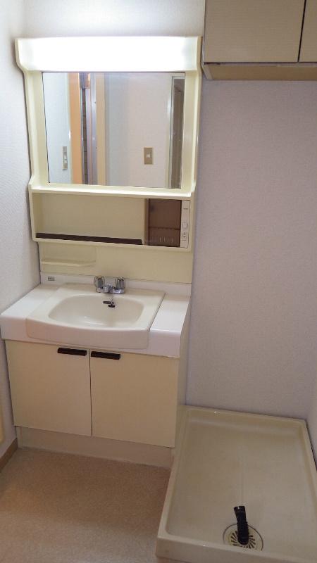 Wash basin, toilet