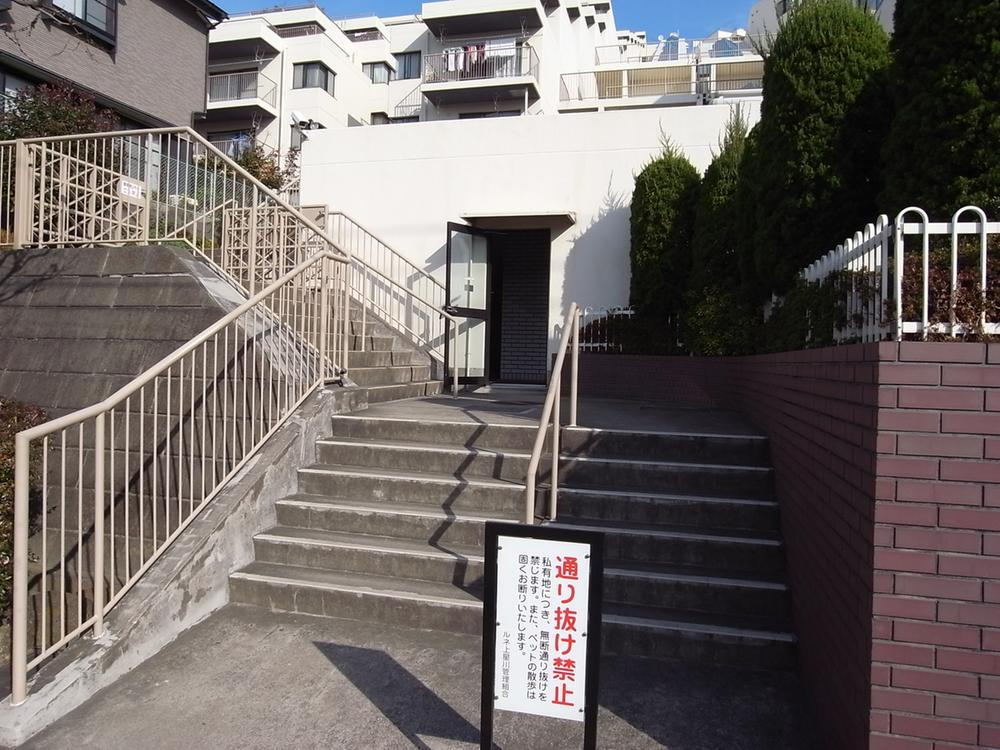 Entrance. Common areas