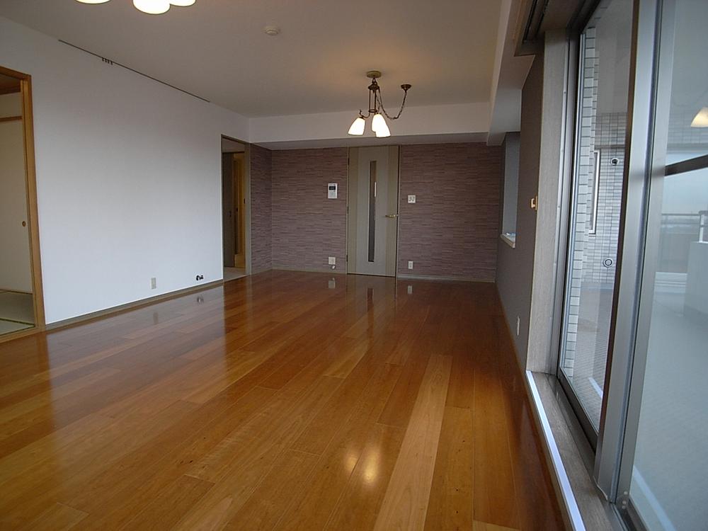 Living. Is living plugging of sunshine in the southeast angle room. Indoor (11 May 2013) Shooting