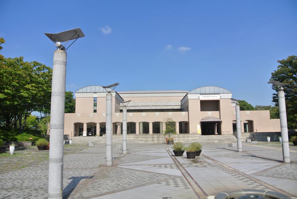 park. 750m to the Art Hall