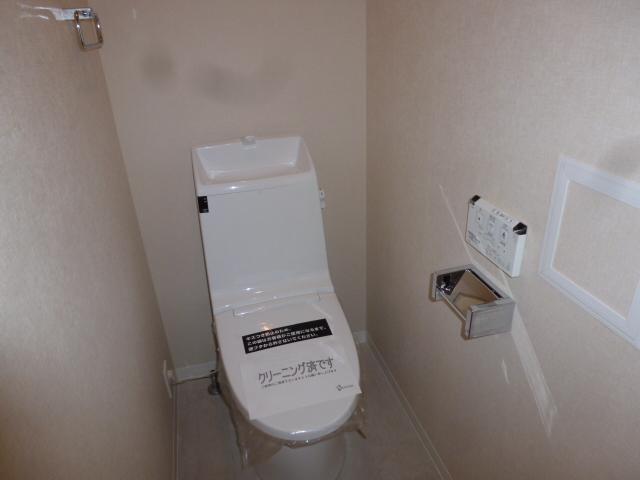 Toilet. Indoor (10 May 2013) Shooting