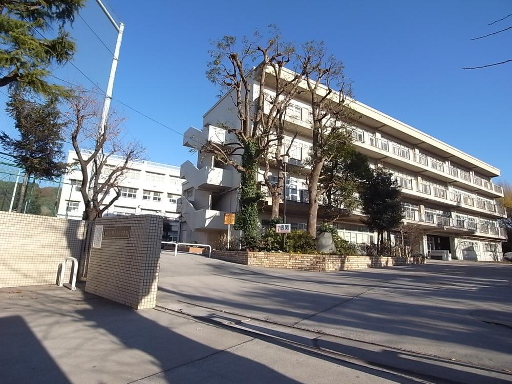 Junior high school. Hodogaya Spacious junior high school of 480m schoolyard until junior high school. 